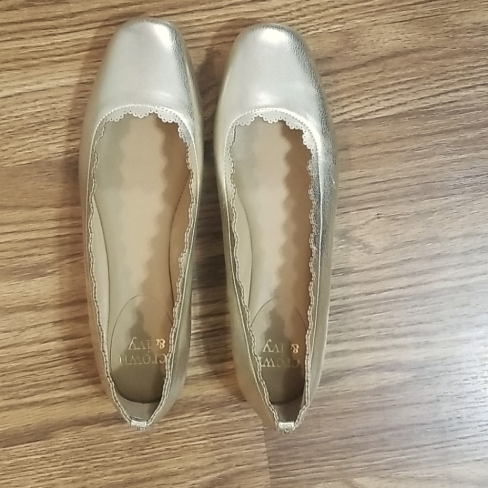 NWOT Gold flats